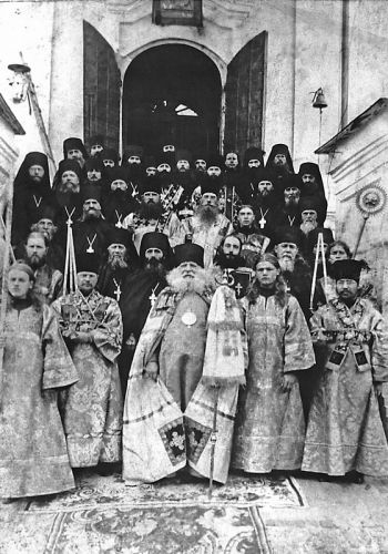 Оптина Пустынь. Епископ Михей (Алексеев) с гостями и братия монастыря на лестнице Введенского собора
